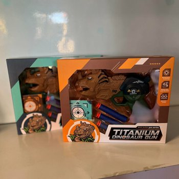 Dinosaur pi&scaron;tolj sa strelicama i metom - Poklon kutija (Set od 2)