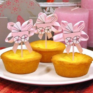 UKRASNI &Scaron;TAPIĆI ZA CUPCAKE ZA ROĐENJE - ROZE KOLICA (12 kom.)